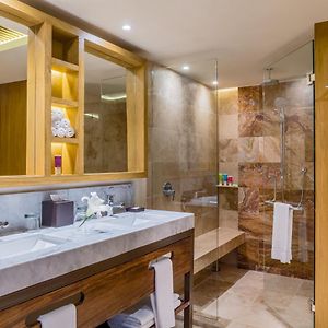 Suite Club con Cama King con Vistas a la Piscina